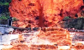 Vết sạt lở lớn phía mái chính diện Nhà máy thủy điện mang theo nước, bùn đất tràn vào sân của công trình.