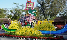 Những sắc hoa bao quanh tạo hình năm Tân Sửu 2021.