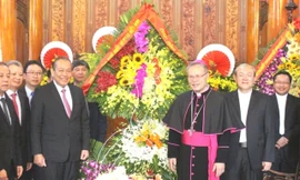 Phó Thủ tướng Trương Hòa Bình chúc mừng Tổng giáo giám mục Giuse Nguyễn Chí Linh, Tổng giáo phận Huế