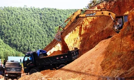 Khai thác, vận chuyển đất đồi trái phép diễn ra giữa ban ngày tại huyện miền núi Nam Đông.