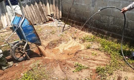 Một hố sụt đất sâu hun hút ngay giữa nhà dân tại xã Phong Xuân.