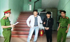 Đối tượng lừa bán thận chiếm đoạt 280 triệu đồng Đặng Phúc Hoàng Anh (áo đen, thứ hai từ phỉa sang)