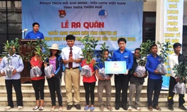 Tặng cây giống, công trình chiếu sáng nông thôn cho người dân biên giới vùng cao A Lưới