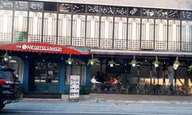 Công trình không phép, lấn lộ giới Quốc lộ 1 ngang nhiên tồn tại ngay giữa trung tâm TP Huế 5 năm trời không bị bất kỳ cơ quan chức năng nào xử lý (ảnh Vương Nguyễn)