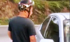 Thanh niên nghi là "chim lợn" tìm cách "làm khó" phóng viên đang tác nghiệp trên Quốc lộ 1, nhánh tránh Huế. (Ảnh Hà Oai)