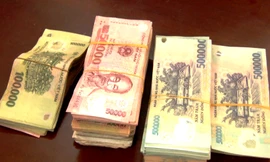 Bà Phùng Thị Cẩm Vân bất ngờ nhận lại số tiền hơn 125 triệu đồng này, sau khi sơ suất không khóa cốp xe nên bị kẻ gian lấy trộm