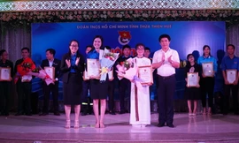 Trao giải Nhất và giải Nhì cho hai báo cáo viên có kết quả thi tốt nhất.