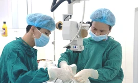 Các y, bác sĩ Bệnh viện Mắt Huế phẫu thuật lấy chiếc kim khâu dài 1cm bị "bỏ quên" 2 năm trong mí mắt một người phụ nữ ở Huế.
