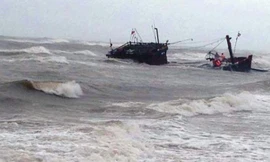 Một tàu cá của ngư dân Phú vang, TT-Huế, gặp nạn trên biển. Ảnh minh họa