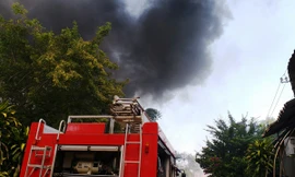 Do thời tiết có nắng và gió nhẹ, vùng cháy rộng, vật liệu nhựa dễ dẫn cháy, lửa bốc cao dữ dội, nên lực lượng chữa cháy gặp rất nhiều khó khăn trong việc tiếp cận hiện trường và khống chế hỏa hoạn