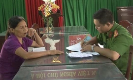 Đối tượng 'chặt chém' tiền du khách Lê Thị Én tại cơ quan công an