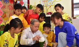 Chủ tịch UBND tỉnh TT-Huế Phan Ngọc Thọ gói bánh chưng, mừng Tết trẻ em Làng SOS TP Huế.