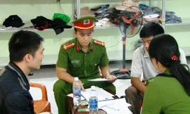 Công an lập biên bản về hành vi bán hàng không rõ nguồn gốc xuất xứ và gắn nhãn mác trái quy định. Ảnh: Phong Anh