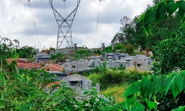 Ngang nhiên đào múc đất sâu dưới hành lang bảo vệ lưới điện 500kV, ngay cạnh móng trụ điện cao thế thuộc khu vực thôn Kim Sơn, xã Thủy Bằng, thị xã Hương Thủy, TT-Huế.