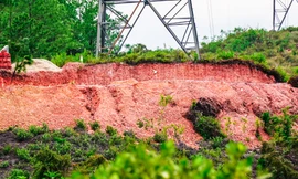 Để xảy ra việc cày ủi, đào bới đất làm nơi chôn cất cạnh móng trụ điện và ngay dưới đường dây cao áp 500kV như thế này, Truyền tải Điện TT-Huế không phải chịu trách nhiệm gì?