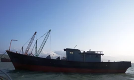 Đây là tàu vỏ sắt, dài khoảng 20m, trên thân ghi chữ Trung Quốc, bên trong không có người