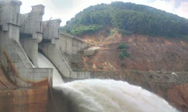 Hồ thủy điện A Lưới điều tiết xả lũ về hạ du (ảnh Hoàng Triều)