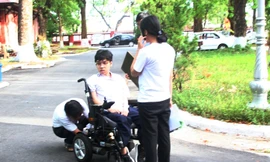 Nguyễn Thiên Phú di chuyển bằng xe lăn điện đến điểm thi