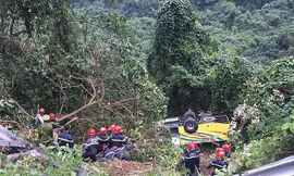 Nhiều giải pháp tăng cường an toàn giao thông qua cung đường đèo Hải Vân nguy hiểm hiện được đặt ra sau vụ xe chở sinh viên rơi vực hôm 8/1