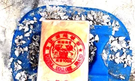 21 bánh hình chữ nhật bao gói bằng nylon có in hình dạng khuôn dấu kèm chữ Trung Quốc và ký tự Latinh chứa trong can nhựa này vừa được người dân phát hiện tại bờ biển xã Quảng Ngạn, huyện Quảng Điền, tỉnh TT-Huế