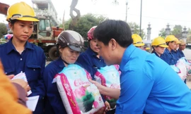 Ấm áp ân tình chiều cuối năm đầy lo toan, tất bật