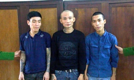 3 đối tượng dùng dao, súng xông vào quán internet đập phá tài sản, đe dọa người chơi game trả tiền nợ.