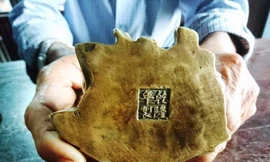 Đào nền nhà trăm tuổi ở Huế, phát hiện đồ đồng nghi cổ vật