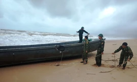 Tàu thuyền không có người lại dạt vào vùng bờ biển Lăng Cô, TT-Huế.