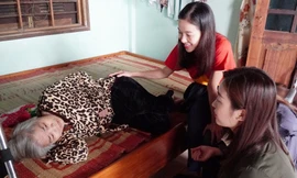 Đại diện Cty Sen Vàng thăm, động viên người già bệnh tật liệt giường, lại vừa chịu hậu quả nặng nề của lũ lụt tại xã Hương Phong, thị xã Hương Trà, TT-Huế.