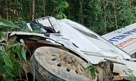 Xe đầu kéo vỡ nát, nhưng hai người đi trên xe vẫn được phát hiện sống sót hy hữu. Ảnh: N.T.Chí