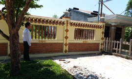 Bức tường do ông Lê Ngọc Thiện xây dựng trái phép bít lối vào vốn là đất công do nhà nước quản lý