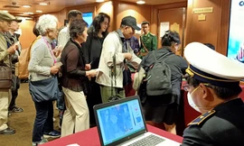 Dùng máy tầm soát thân nhiệt tại khu vực du khách làm thủ tục nhập cảnh (ảnh: baothuathienhue.vn)