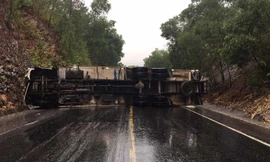 Xe tải lật ngang bịt kín Quốc lộ đoạn qua TT-Huế trong hơn 1 giờ đồng hồ (ảnh C.A)