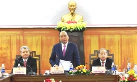 Thủ tướng Nguyễn Xuân Phúc lưu ý, lãnh đạo tỉnh và cán bộ tuyệt đối không sử dụng xe công giờ hành chính để đi việc riêng trong dịp Tết, không phải đi thăm cấp trên, không quà biếu cấp trên 