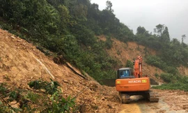 Tạm dừng triển khai phương tiện cơ giới đường bộ tiếp cận thủy điện Rào Trăng 3 do mưa lớn. (Ảnh: PLO)