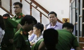 Công an khám xét trụ sở Doanh nghiệp Tuyết Liêm (người áo trắng trong ảnh là ông Liêm - chồng bà Tuyết, đồng sở hữu doanh nghiệp này)