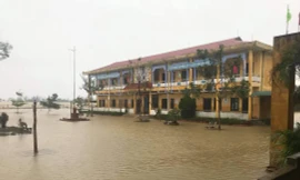 Trường học bị ngập lụt, hàng nghìn học sinh tại Thừa Thiên Huế phải nghỉ học kể từ chiều 11/11.