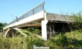 Cầu Lợi Nông có vốn đầu tư 32 tỷ đồng, nay đội vốn lên gấp 3 lần (thêm 68 tỷ đồng), qua 3 năm xây dựng vẫn chưa thể thông xe.