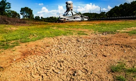 Công nước "kinh dị" xứ Huế khô kiệt, trơ đáy khác thường.