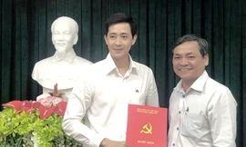 Ông Dương Quang Bằng, Phó Trưởng ban Tổ chức Tỉnh ủy TT-Huế, trao Quyết định của Ban Thường vụ Tỉnh ủy cho ông Nguyễn Duy Cường (bìa trái). Ảnh: A.P