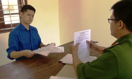 Tống đạt quyết định khởi tố bổ sung tội danh bắt giữ người trái pháp luật đối với bị can Lê Quang Huy Phương (bìa trái).