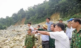 Khảo sát khu vực Rào Trăng 3 để tổ chức đợt tìm kiếm mới đối với 11 nạn nhân còn mất tích.