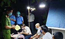 Cơ quan chức năng lấy lời khai, lập biên bản về hành vi khai báo gian dối đối với 3 tài xế xe tải đến từ tỉnh Quảng Nam.