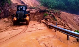 Hơn 2.000m3 đất đá đổ tràn xuống Quốc lộ 49 đoạn qua huyện miền núi A Lưới gây chia cắt giao thông đi lại.