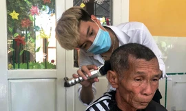 ĐVTN tình nguyện cắt tóc cho dân nghèo.