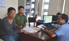 Tống Anh Thạnh (áo sậm, bìa trái) làm việc với công an và Thanh tra Du lịch tỉnh TT-Huế, qua dó, thừa nhận hành vi của mình. Ảnh: ĐỨC QUANG