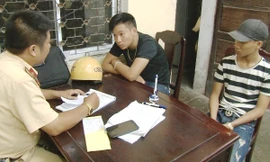 Công an lấy lời khai các 'quái xế'