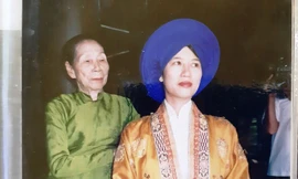 Bà Lê Thị Dinh (bìa phải) lúc sinh thời. Ảnh: nguồn Internet