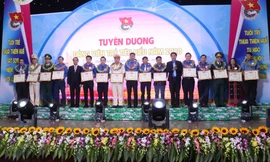 Những đảng viên trẻ xuất sắc được tuyên dương.