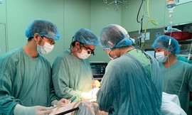 Phẫu thuật lấy thanh sắt ra khỏi cơ thể công nhân bị dị vật đâm xuyên người.(ảnh: danviet.vn)